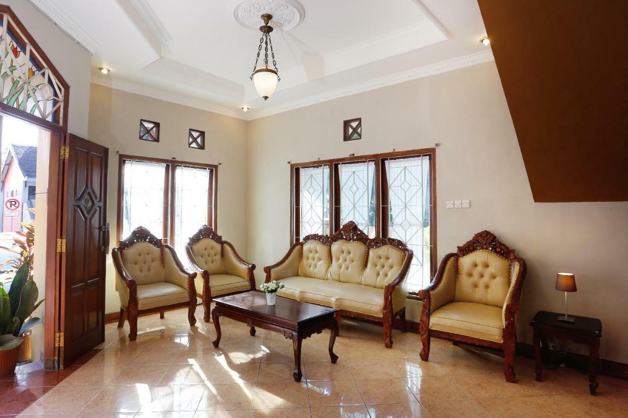 Maguwo Oyo 1072 Kampung Condro Wulan Guesthouse מראה חיצוני תמונה