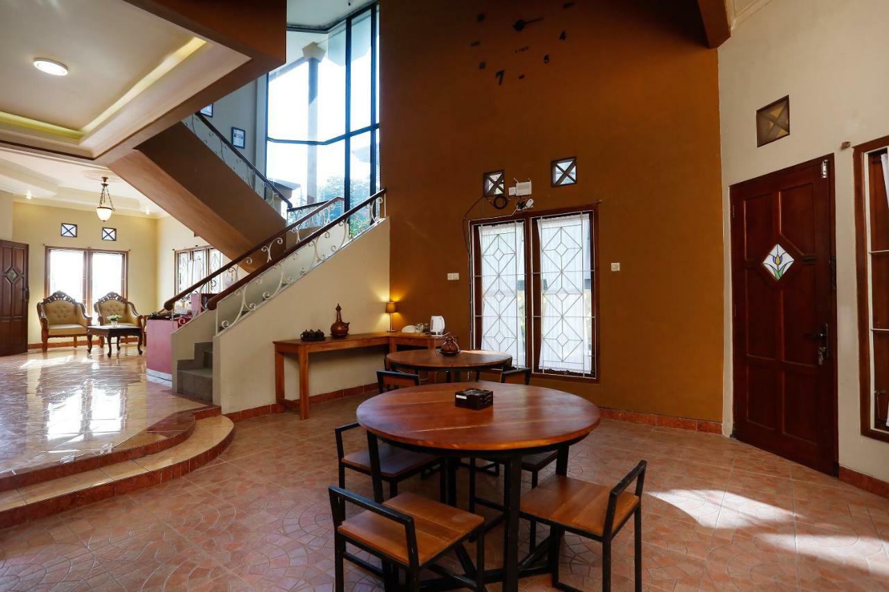 Maguwo Oyo 1072 Kampung Condro Wulan Guesthouse מראה חיצוני תמונה