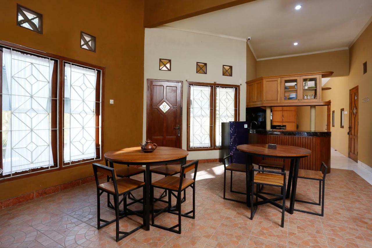 Maguwo Oyo 1072 Kampung Condro Wulan Guesthouse מראה חיצוני תמונה